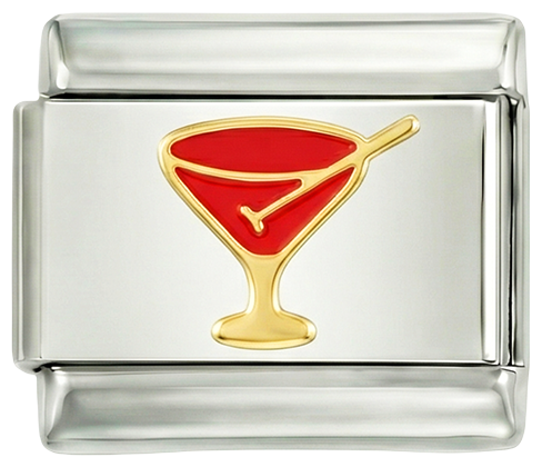 Rød cocktail i sit gyldne glas